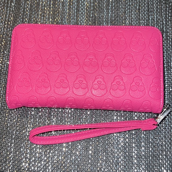 BNWT Betsey Johnson pink Skull Embossed wallet wristlet - Picture 3 of 5